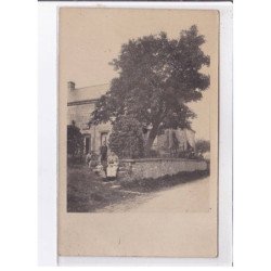 LISSAC: famille assise sur les escalier près de leur maison, grand arbre - très bon état