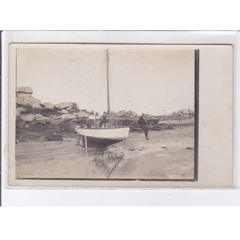 PLOUMANAC'H: bateau en mer basse sur le sable - très bon état