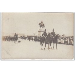 CHERBOURG : carte photo d'un défilé militaire du 14 juillet 1912 (date précisée au dos d'une des cartes photo) - état (u