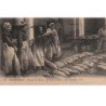 CONCARNEAU : le travail du thon - le comptage à l'usine vers 1910 - très bon état