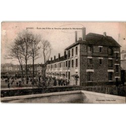 JUVISY-sur-ORGE: école des filles et garçons, pendant la récréation - bon état