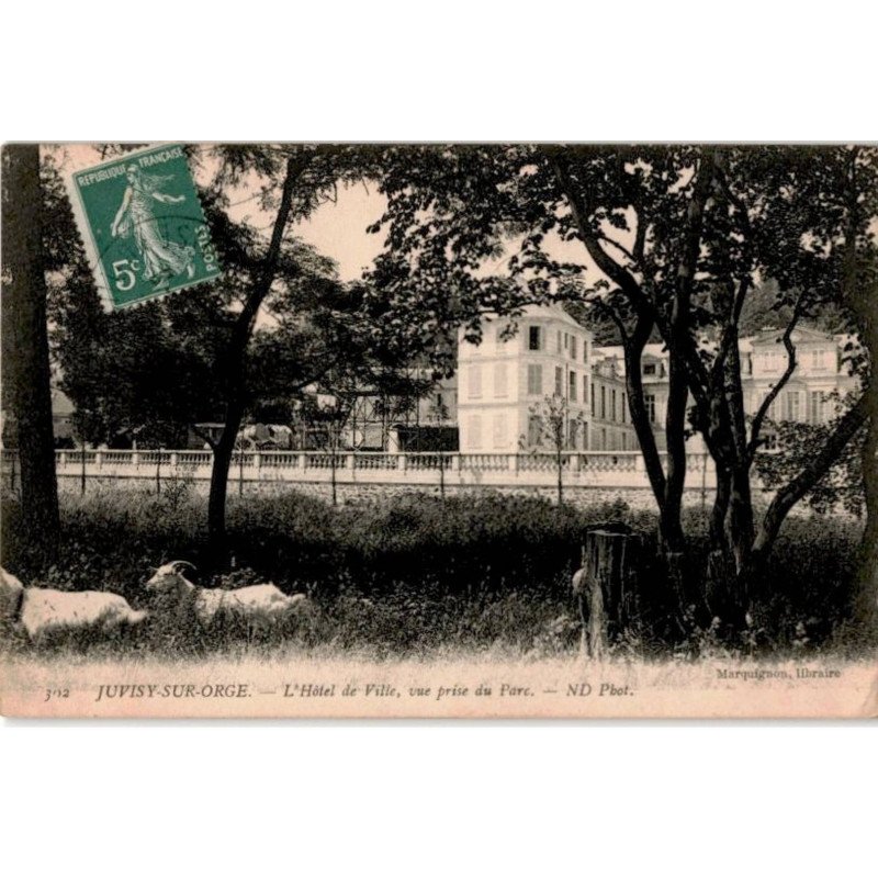 JUVISY-sur-ORGE: hôtel de ville, vue prise du parc - très bon état