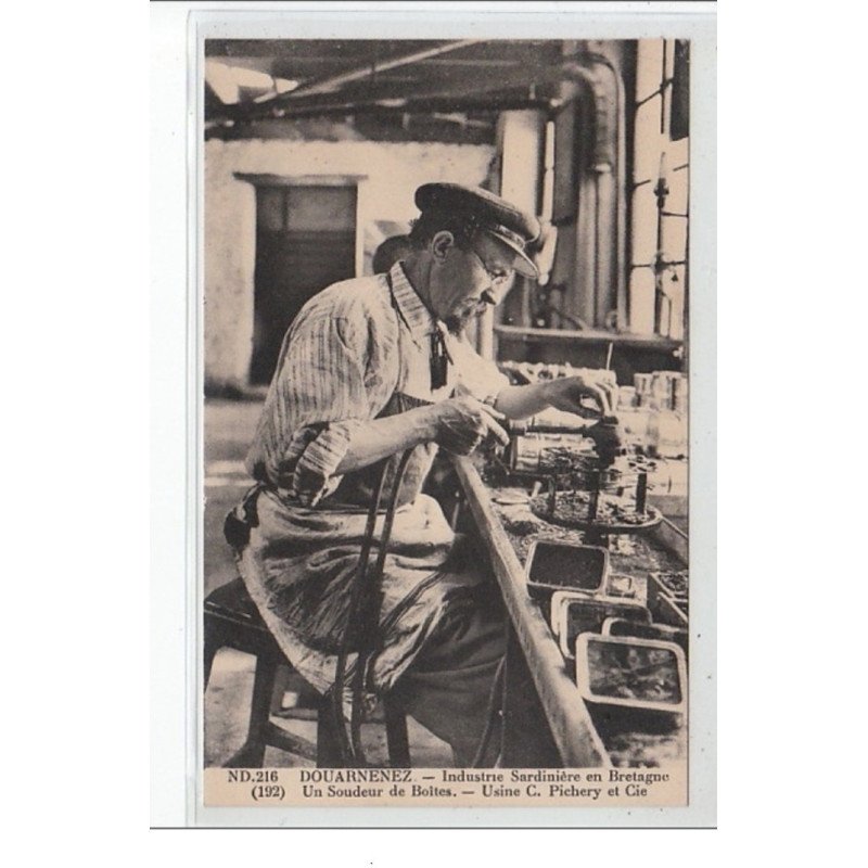 DOUARNENEZ : industrie sardinière sardinière - un soudeur de boites à l'Usine PICHERY et cie - très bon état (dos vierge