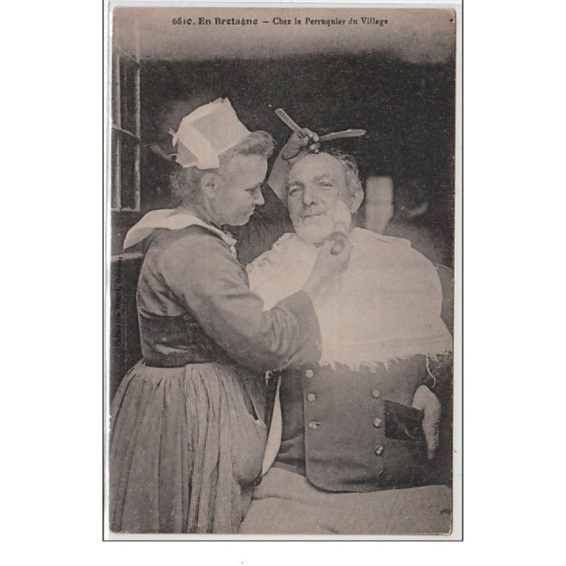 EN BRETAGNE : chez le perruquier du village vers 1920 - très bon état