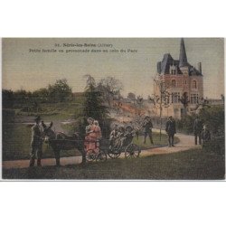 ALLIER : NERIS LES BAINS : petite famille en promenade dans un coin du parc vers 1910 (édition toillée) - très bon état