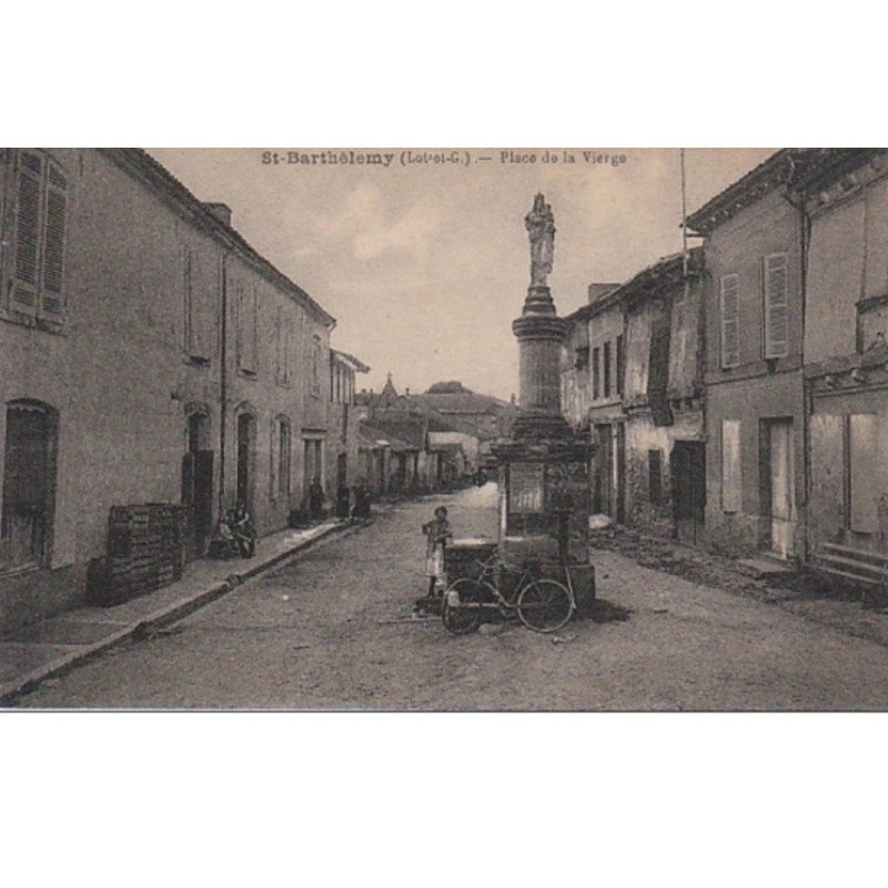 SAINT BARTHELEMY : la place de la Vierge vers 1920 - très bon état