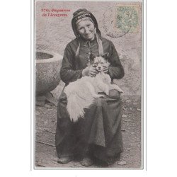 Paysanne de l'Aveyron et son chien vers 1910 - très bon état