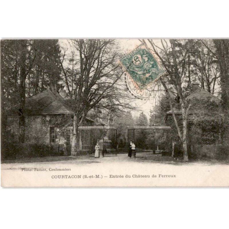 COURTACON: entrée du château de ferreux - très bon état