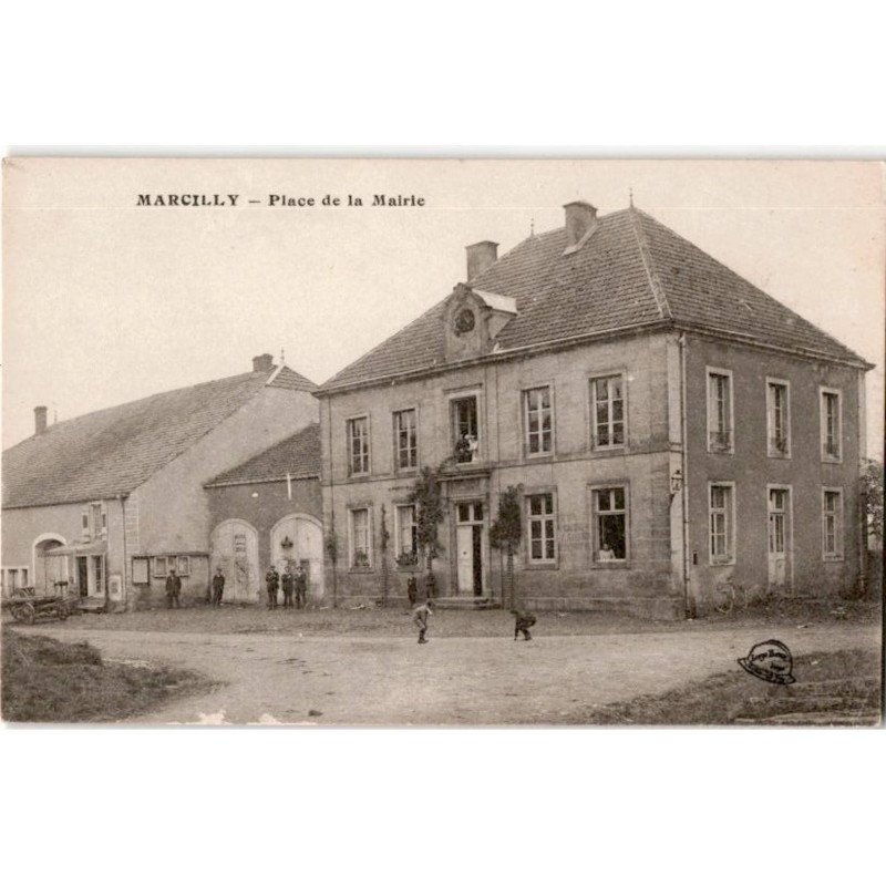MARCILLY: place de la mairie - très bon état