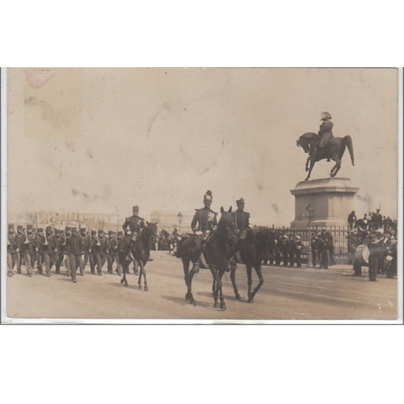 CHERBOURG : carte photo d'un défilé militaire du 14 juillet 1912 (date précisée au dos d'une des cartes photo) - très bo