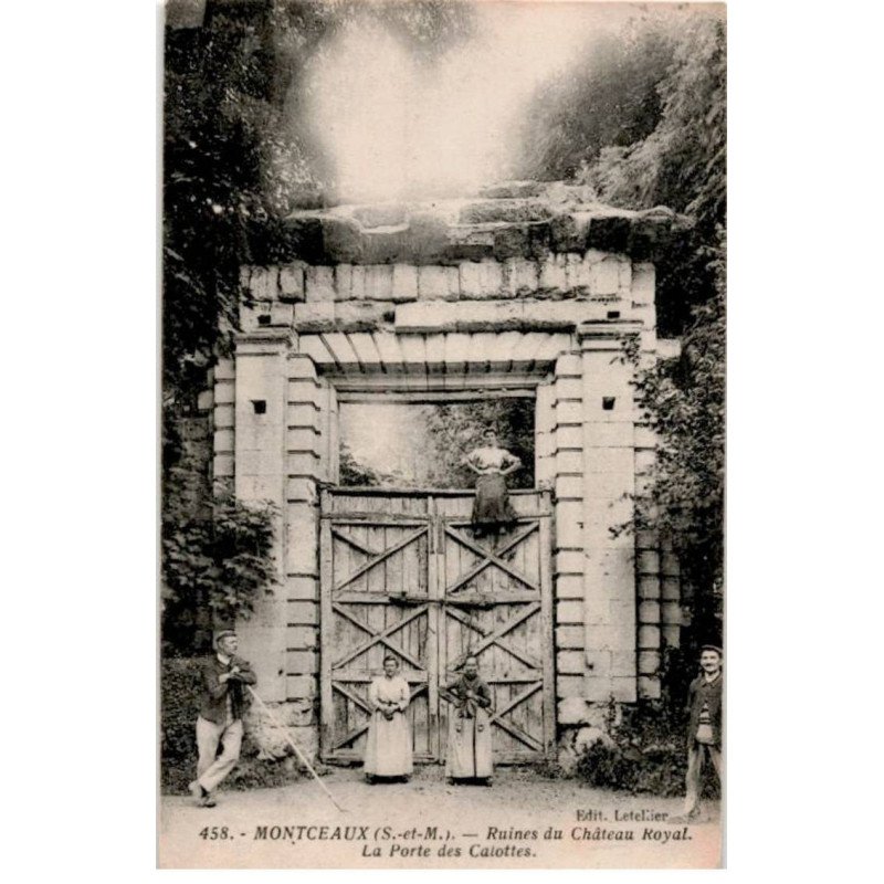 MONTCEAUX: ruines du château royal la porte des calottes - très bon état