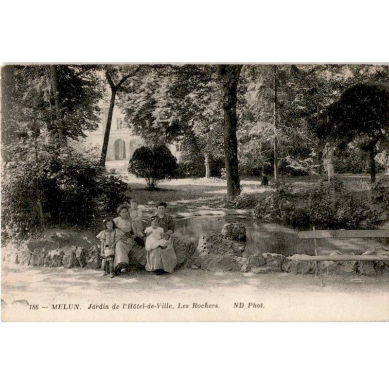 MELUN: jardin de l'hôtel-de-ville, les rochers - très bon état