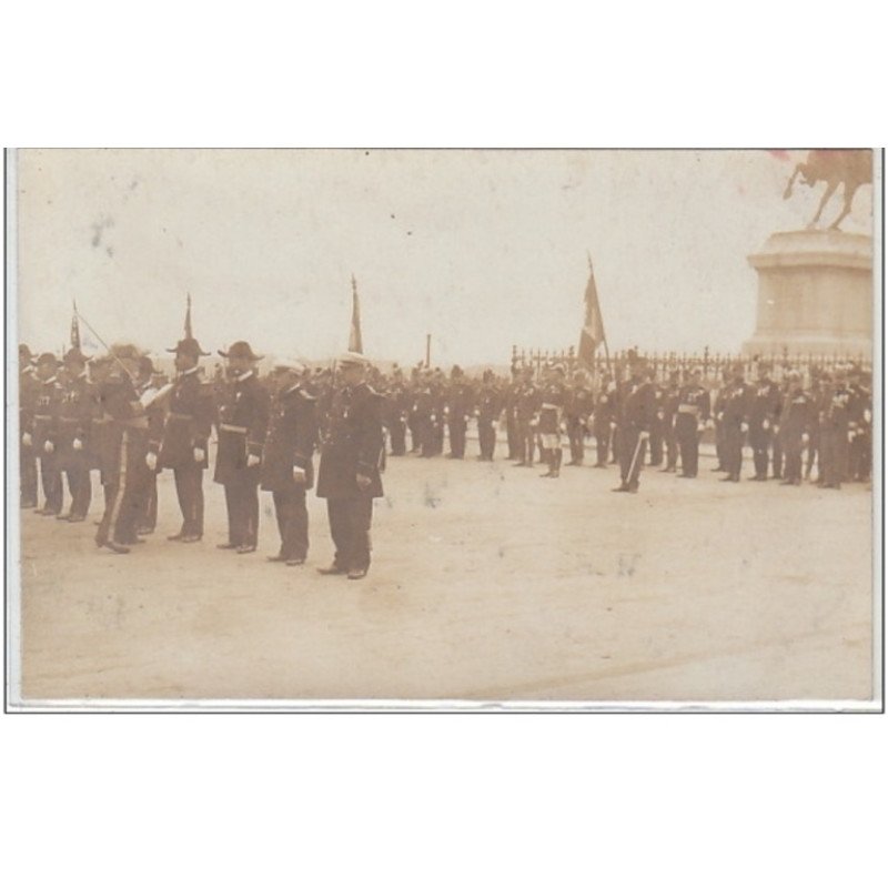 CHERBOURG : carte photo d'un défilé militaire du 14 juillet 1912 (date précisée au dos d'une des cartes photo) - très bo