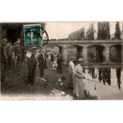 MELUN: concours de pêche du "petit journal" les concurrents vue vers le pont du châtelet - très bon état
