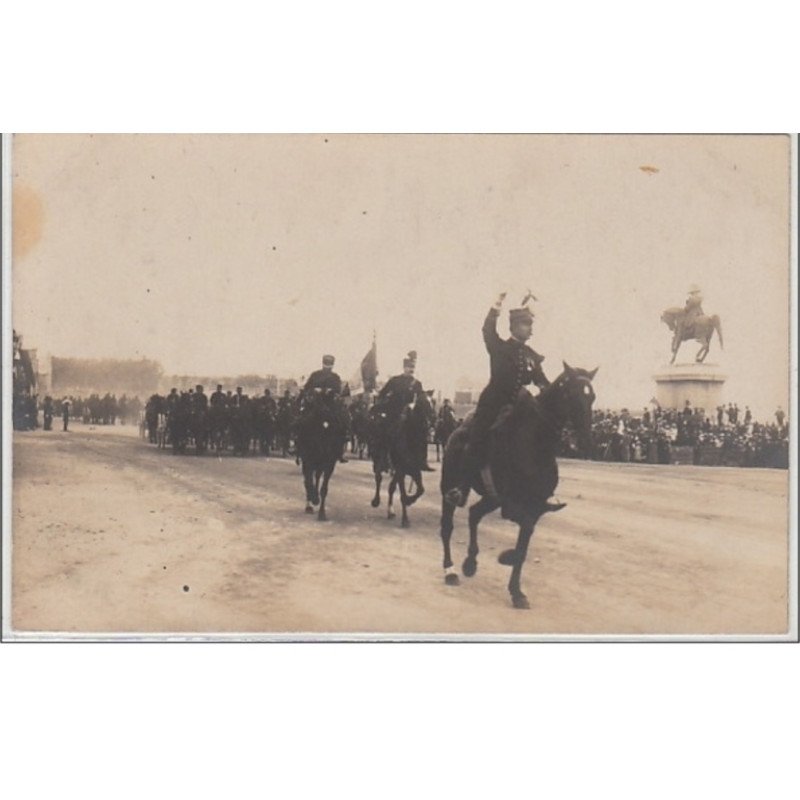 CHERBOURG : carte photo d'un défilé militaire du 14 juillet 1912 (date précisée au dos d'une des cartes photo) - très bo