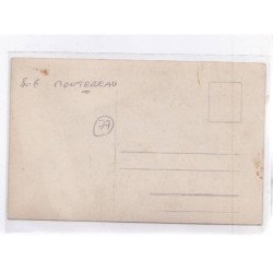 MONTEREAU: un groupe de jeunes assis sur des rochers (carrieres) - très bon état