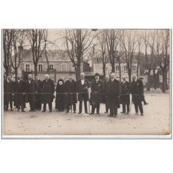 CHATEAU DU LOIR : LOT DE DEUX CARTES PHOTOS - Cérémonie devant le Monument aux Morts - Très bon état