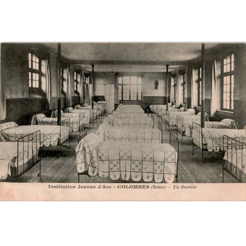 COLOMBES: institution Jeanne d'Arc, run dortoir - très bon état