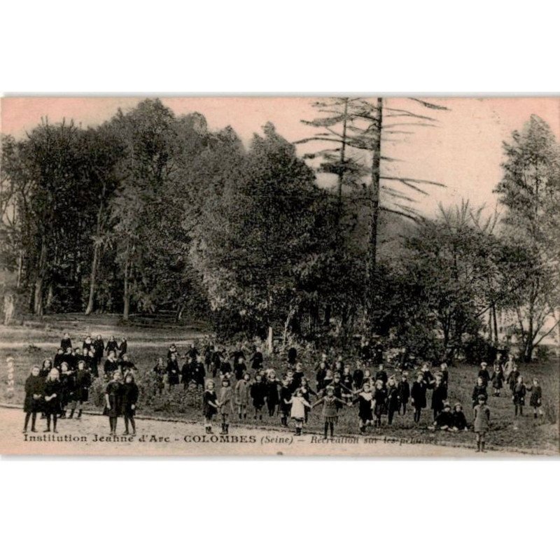 COLOMBES: institution Jeanne d'Arc, récréation sur les pelouses - très bon état