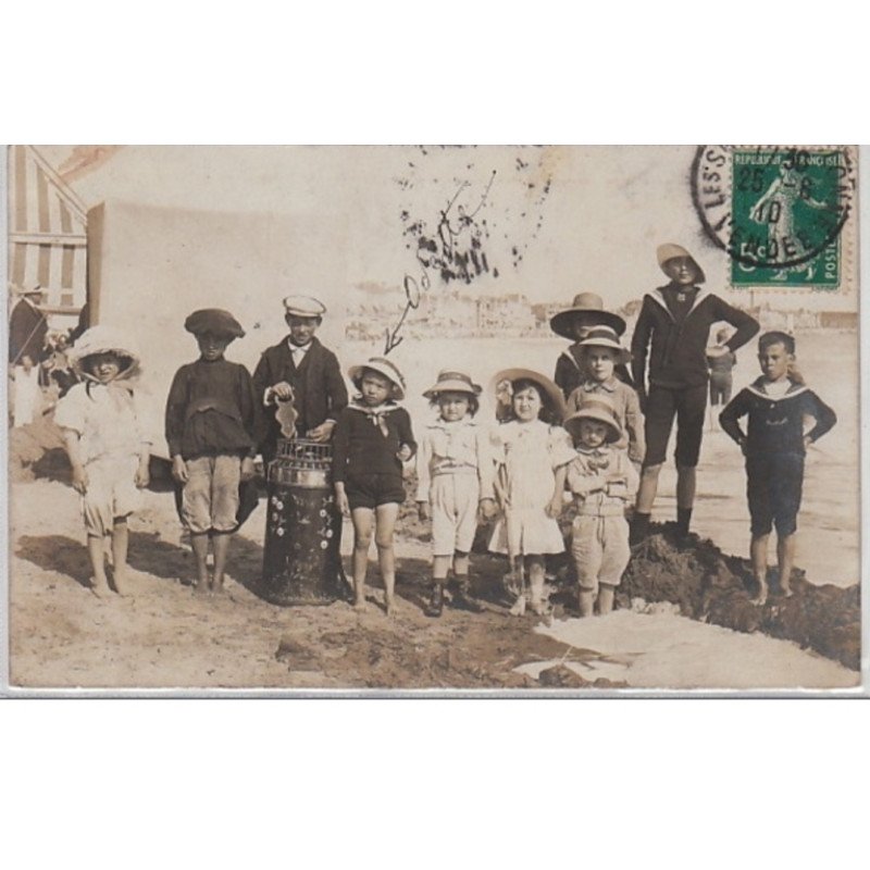 LES SABLES D'OLONNES : CARTE PHOTO - Famille à la plage - Très bon état LES SABLES D'OLONNES : CARTE PHOTO - Famille à la plage - Très bon état