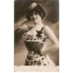 MUSIQUE: femme en robe partition - très bon état