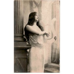 MUSIQUE: femme avec instrument de musique - très bon état