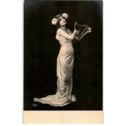 MUSIQUE: femme avec instrument de musique - très bon état