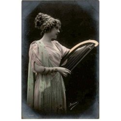MUSIQUE: femme avec instrument de musique - très bon état