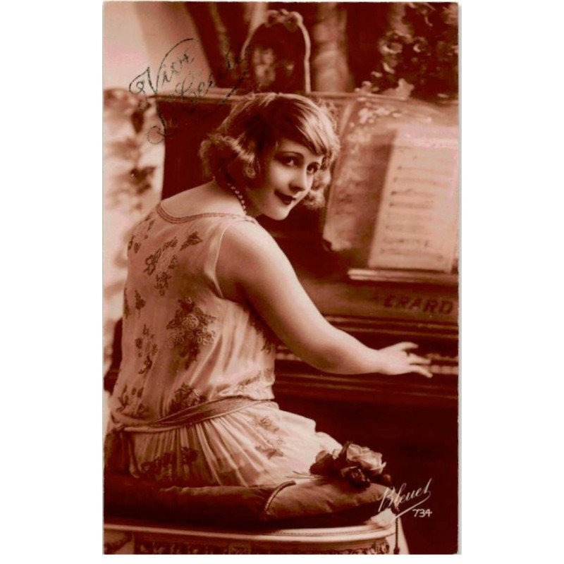MUSIQUE: femme au piano - très bon état
