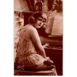 MUSIQUE: femme au piano - très bon état
