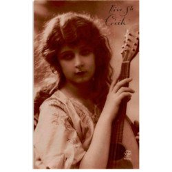 MUSIQUE: femme avec instrument de musique - très bon état