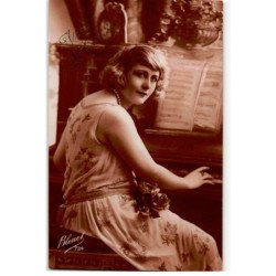 MUSIQUE: femme au piano - très bon état