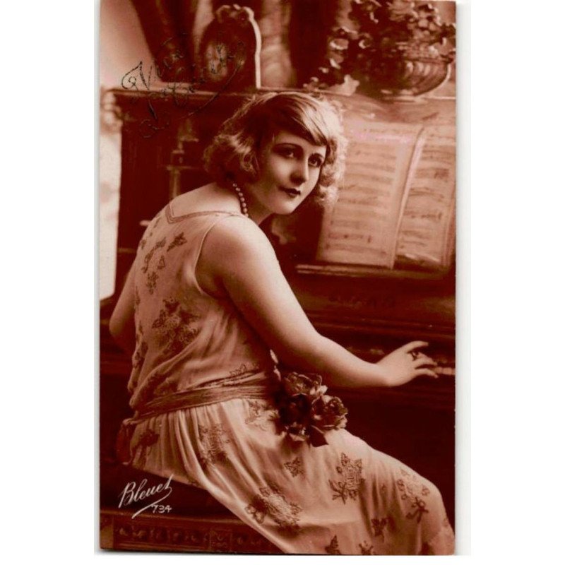 MUSIQUE: femme au piano - très bon état