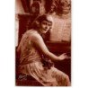 MUSIQUE: femme au piano - très bon état