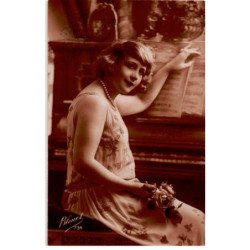 MUSIQUE: femme au piano - très bon état