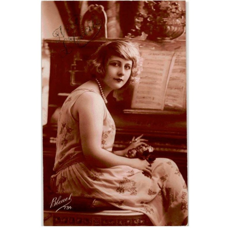 MUSIQUE: femme au piano - très bon état