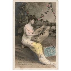 MUSIQUE: femme avec instrument de musique, au son de la cythare - très bon état