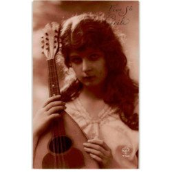 MUSIQUE: femme avec instrument de musique - très bon état