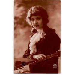 MUSIQUE: femme et instrument de musique - très bon état