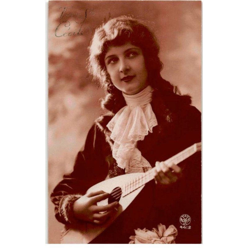 MUSIQUE: femme et instrument de musique - très bon état