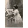 MUSIQUE: jeune fille au piano - très bon état