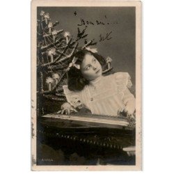 MUSIQUE: fille avec instrument de musique - très bon état