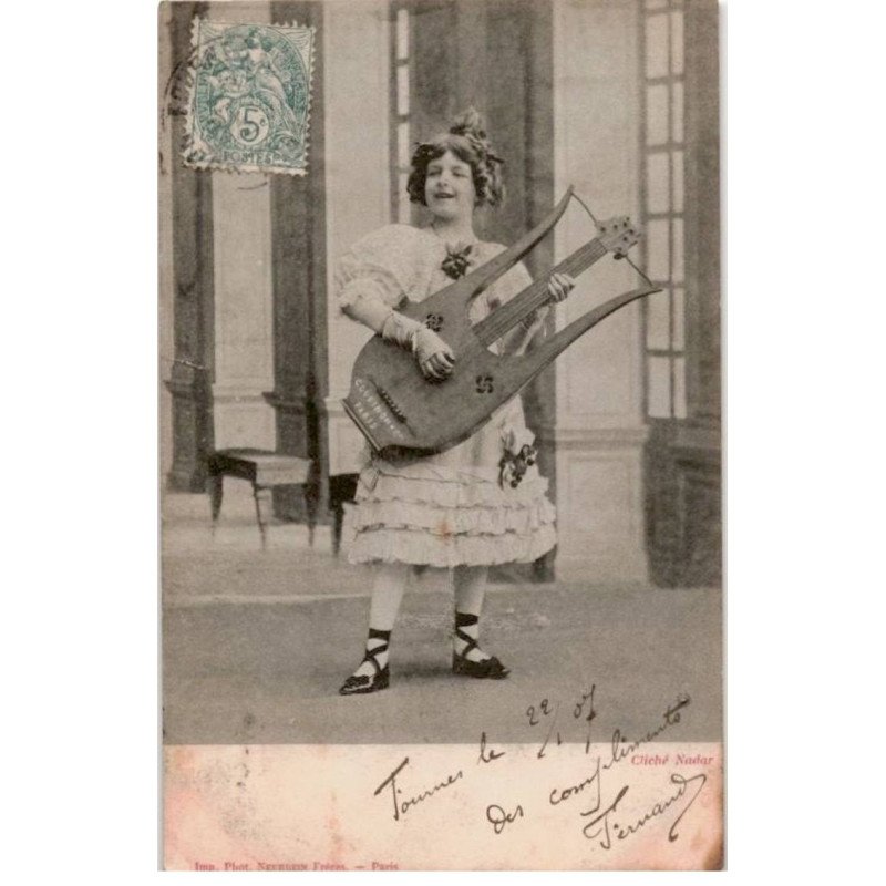 MUSIQUE: fille avec instrument de musique - bon état