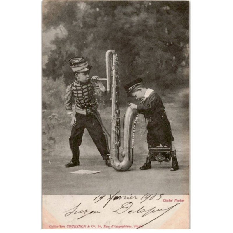 MUSIQUE: enfants avec saxophone basse - très bon état