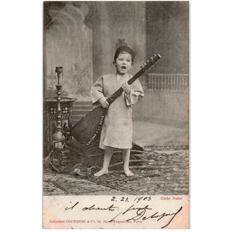 MUSIQUE: enfant avec instrument de musique - très bon état