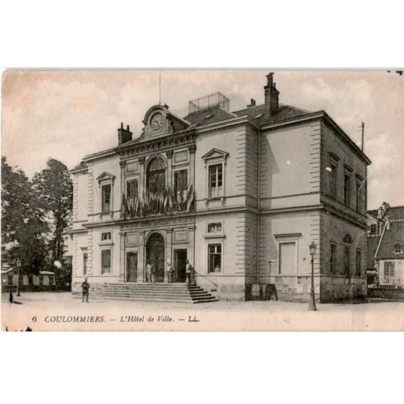 COULOMMIERS: l'hôtel de ville - très bon état