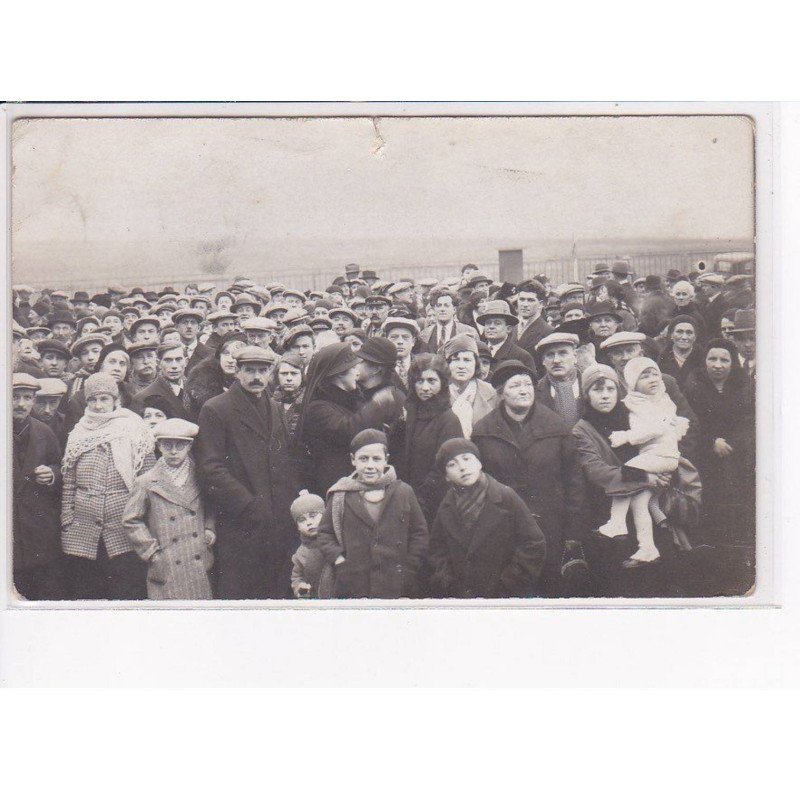 MERU - Carte photo -Rassemblement hommes et femmes - état