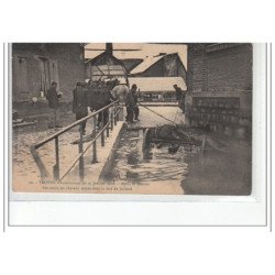 TROYES - Inondations du 22 Janvier 1910 - On retire les chevaux noyés dans le bief de Jaillard - état