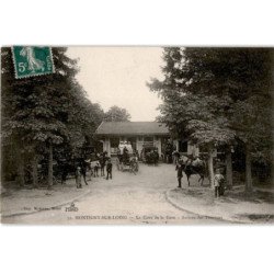 MONTIGNY-sur-LOING: la cour de la gare, arrivée des touristes - état
