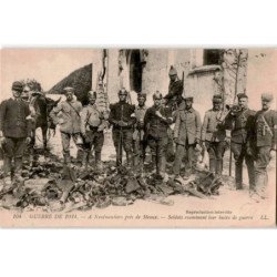NEUFMONTIERS: soldats examinant leur butin de guerre - très bon état
